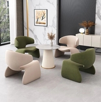 Combinaison moderne de table à thé et de chaises rondes tuftées pour le balcon de l'hôtel Chaise à bascule élégante de loisirs Design