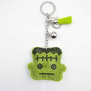 Colgante para coche o bolso con diseño de personaje de dibujos animados, de terciopelo coreano, con diamantes termoadhesivos, cabeza pequeña verde y adornado con diamantes. - Product Image 4