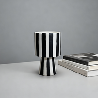 Vase en résine écologique rayé brillant Art Déco, vase à fleurs contemporain, décoration de table chic, décoration d'intérieur