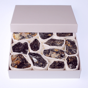 Vente en gros de <span class=keywords><strong>biotite</strong></span> naturelle avec tourmaline jaune, cristal minéral, feuille de mica noir, spécimen en boîte pour la guérison - Product Image 5