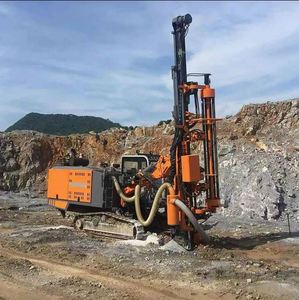 Foreuse hydraulique complète sur chenilles HJH B9 pour forage par percussion directe (DTH) |   140 kW, 110 150 mm, 32 m de profondeur |   Machine de dynamitage pour carrières et mines en terrasse ouverte - Product Image 2