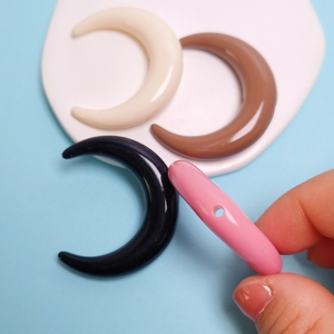 100 pièces/sac Perles intercalaires en vrac en forme de <span class=keywords><strong>lune</strong></span>, couleurs assorties, breloques pour stylos, décoration DIY, fournitures de fabrication de bijoux - Product Image 4