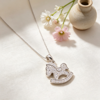 Collier Pendentif Exquis et Tendance pour Femme en Alliage de Cuivre, Design Cheval de Troie Micro-Incrusté de Zircons Transparents, Idéal au Quotidien