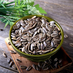 Graines de tournesol égyptiennes de haute qualité, brutes, entières, séchées, biologiques, rayées noires et blanches, durée de conservation de 2 ans, alimentation pour oiseaux, exportation - Product Image 1