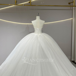 JFH14 Vestido de Novia Moderno Minimalista con Escote Redondo, Tela de Tul Color Marfil, Estilo Imperio, con Apliques de Encaje Floral y Cristales, Largo - Product Image 4