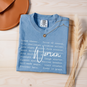 T-Shirt da Donna Comfort Colors, Manica Corta, Girocollo, Stampa 'Empowered Woman', 100% Cotone Jersey, Vestibilità Regolare - Product Image 2