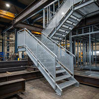 Marches d'escalier et balustrades perforées modernes en acier inoxydable pour clôtures de balustrades d'escalier de bâtiments commerciaux extérieurs