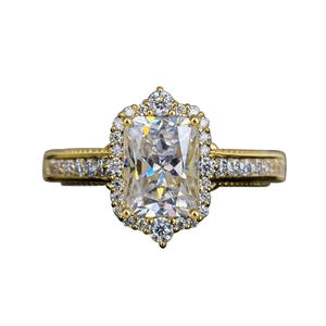 Anello di Fidanzamento Q706 per Donna in Oro Giallo con Diamante Taglio Radiant, Diamante Naturale Colore D, Pietre Laterali a Halo - Product Image 5