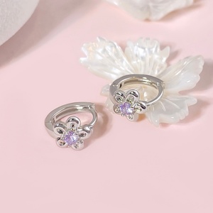 Pendientes Coreanos Chapados en Oro de 18K con Circonita Cúbica, Pendientes Huggie con Diseño de Flor para Mujer - Product Image 5