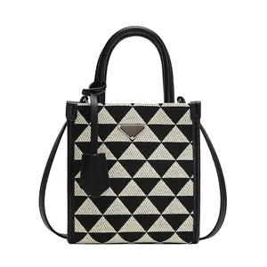 2022 yeni ürünler markasız çanta üçgen baskı bayanlar Mini Tote çanta moda trendi lüks kadın omuz çantaları Tote