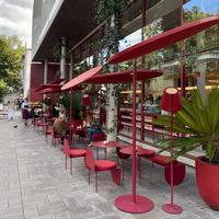 Ensemble table et chaises d'extérieur en fer rouge semi-circulaire, style moderne et minimaliste, pour café, boulangerie et stand de thé au lait