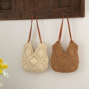 Sac fourre-tout pour femme en tissu ajouré, blanc cassé et kaki, avec boucle magnétique et poche zippée, collection Printemps 2026 - Product Image 3