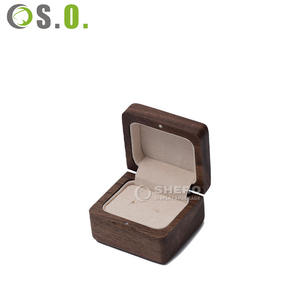 Petite boîte à bague carrée pour les propositions de mariage, boîte à bague en noyer pour mariage - Product Image 6