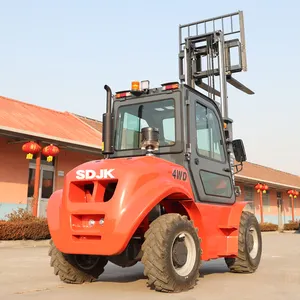Carrello elevatore a quattro ruote motrici Diesel montato su camion fuoristrada Made in China