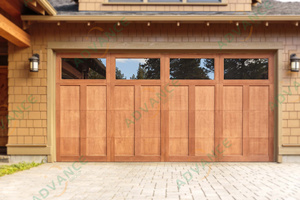 Puerta <span class=keywords><strong>de</strong></span> garaje <span class=keywords><strong>de</strong></span> <span class=keywords><strong>madera</strong></span> maciza estilo carruaje con características decorativas <span class=keywords><strong>de</strong></span> <span class=keywords><strong>hierro</strong></span> - Product Image 5