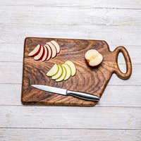 Planche à découper en bois d'acacia, forme rectangulaire, poignée en bois, finition naturelle, artisanale, écologique, passe au lave-vaisselle, épaisseur 1,5 cm