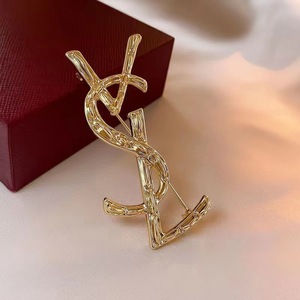 Broche de couple polyvalente et tendance, style lettre, la plus vendue, pour la décoration de vêtements, vente directe fabricant - Product Image 3