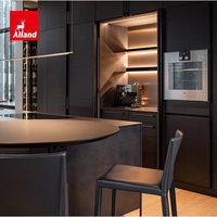 Alland Italy – Armoire de cuisine moderne de luxe en métal avec portes pliantes HPL sans poignées, îlot à vin en verre et quincaillerie