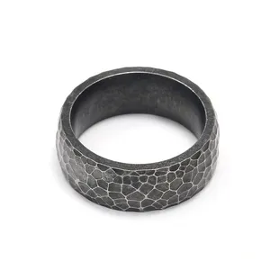 Anello Unisex in Acciaio Inossidabile con Finitura Martellata, Design Semplice ed Elegante per Uso Quotidiano - Product Image 6
