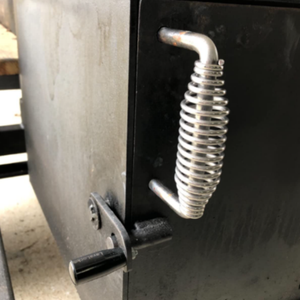 RF vendita all'ingrosso sicuro griglia <span class=keywords><strong>per</strong></span> Barbecue maniglia <span class=keywords><strong>di</strong></span> funzionamento della porta resistente al calore goffrato saldato in acciaio al carbonio molla maniglia della porta della porta - Product Image 4