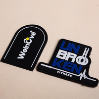 Autocollants personnalisés 3D de luxe en PVC souple, adhésif imperméable et réfléchissant, avec logo, écusson à coudre, badges rectangulaires en caoutchouc.