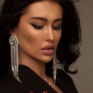 Boucles d'oreilles européennes et américaines tendance, boule entièrement sertie de diamants, cristal noir, plaqué argent, pompon exagéré, bijoux de mariage luxueux - Product Image 1