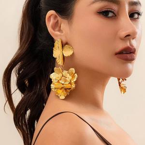 Anting-anting besar untuk wanita, gaya trendi hip hop 18K lapis emas logam desain bunga besar untuk perhiasan wanita 2024 - Product Image 3