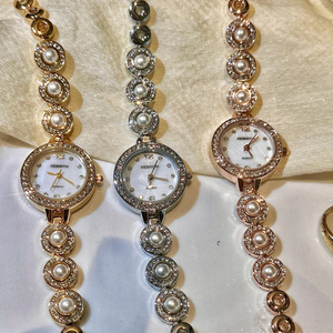 Orologio da Polso Vintage con Perle per Donne e Studentesse, Stile Retrò, Regalo Originale - Product Image 1