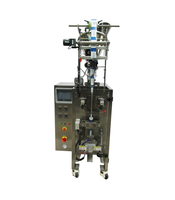 Machine de remplissage verticale pour poudres et granulés, conception peu encombrante, équipement de fabrication et ligne de production flexible