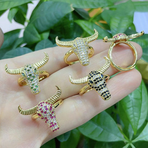 RM1503 Anillo Elegante y Delicado de Oro de 18K con Diamantes y Circonitas Cúbicas, Diseño de Cabeza de Toro, Anillo de Compromiso, Regalo para Ella - Product Image 1