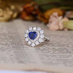 Pendientes Finos en Forma de Corazón con Zafiro de 1.2ct, Joyería Creada en Laboratorio, a la Venta - Product Image 4