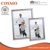 Cadre photo moderne en métal plaqué argent, écologique, avec taille personnalisable pour accrocher sur des tables