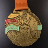 Medalla de Club Personalizada Chapada en Oro con Esmalte Suave, Diamantes de Imitación y Relieve de Saludo de Manos, Ideal para Eventos de Servicio Internacional, Logotipo Personalizado