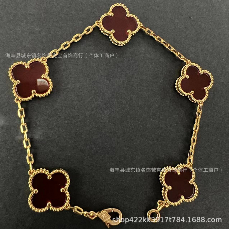 Bracelet cinq fleurs en agate rouge doré