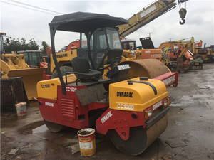 Rouleau vibratoire à double tambour Dynapac CC1000 utilisé pour les travaux de compactage sur sites étroits, voies cyclables, petites surfaces de stationnement, trottoirs - Product Image 3