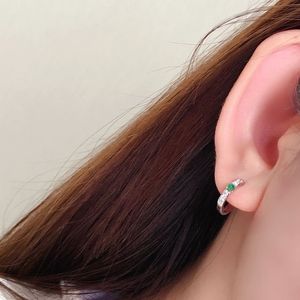 ต่างหูห่วงทองคำขาว 18K ยี่ห้อซินฟลาย ประดับมรกต 0.2 กะรัต และเพชร 0.2 กะรัต เหมาะสำหรับเป็นของขวัญวันครบรอบแต่งงาน - Product Image 3