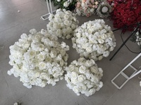 Centerpiece Bunga Putih Gading Romantis, Bola Bunga Mawar Sutra Buatan dan Bunga Sakura