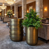 Décor nordique moderne de luxe, pots dorés, plantes de jardin d'extérieur, vases de rue pour fleurs
