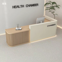 Bureau de réception moderne en forme de L avec LED et finition brillante, design minimaliste à bords incurvés pour salons de beauté, cliniques ou bureaux d'entreprise