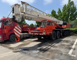 מנוף נייד משומש מדגם Tadano TG1000-E בעל כושר הרמה של 100 טון, מתאים לכל סוגי השטח, משופץ בסין, עם אחריות לשנה. - Product Image 1