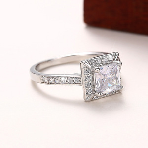 Anillo de Compromiso Q859 con Diamante Corte Princesa Plateado, Estilo Clásico para Mujer, con Diamantes Cultivados en Laboratorio en las Laterales - Product Image 5