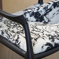 Chaise de salle à manger de style médiéval avec revêtement en tissu tricoté, dossier en bois massif, chaise rembourrée