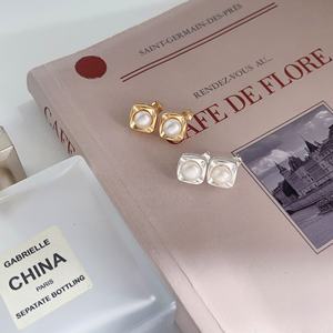 Dernières nouveautés : boucles d'oreilles pour femmes en argent 925 plaqué or, nacre blanche, style coréen, tendance et à la mode. - Product Image 3