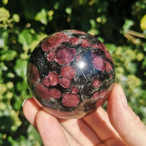 Vente en gros de sphères en astrophyllite grenat de style bohème de haute qualité, pierre de cristal naturelle pour une décoration intérieure unique et des cadeaux de vacances - Product Image 1