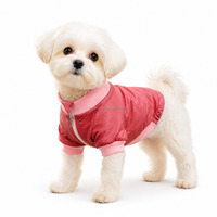 Veste bomber en satin matelassée coupe-vent pour chien, couleur magenta, avec col, poignets et ourlet côtelés, fermeture éclair frontale, idéale pour les promenades quotidiennes, les sorties sociales et les activités de plein air.