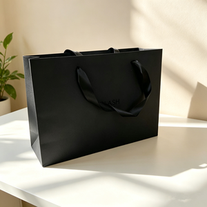 Bolsa de Compras de Papel Kraft Negro Mate de Lujo, Estilo Horizontal, Logotipo Personalizado con Relieve UV, Cinta de Seda Negra, MOQ 100 Unidades - Product Image 3