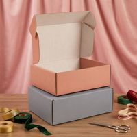 Boîte d'expédition en carton kraft recyclable personnalisée avec gaufrage et pelliculage mat pour le commerce électronique et la vente au détail