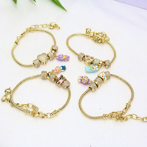 BC2153 Pulsera de cuentas de agujero grande con dijes colgantes de Labubu y muñeca rusa Matryoshka de dibujos animados, esmaltada y chapada en oro de 18k - Product Image 1