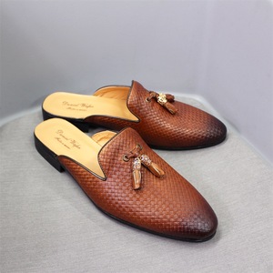 Nuevas Pantuflas de Cuero Genuino con Borlas para Uso Casual, Sandalias de <span class=keywords><strong>Verano</strong></span> con Diseño Tejido y Grabado para <span class=keywords><strong>Hombre</strong></span> - Product Image 1