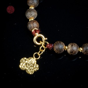 กำไลไม้กฤษณาหายากเกรดพรีเมียม ขนาด 6 มม. ประดับด้วยลูกปัดหินทิเบตผสม และจี้ทองคำ - Product Image 3